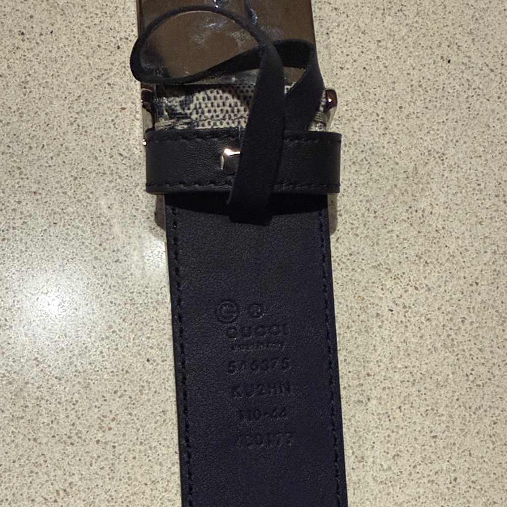 Gucci Black Leather Belt with Silver Buckle - Picture 2 of 4